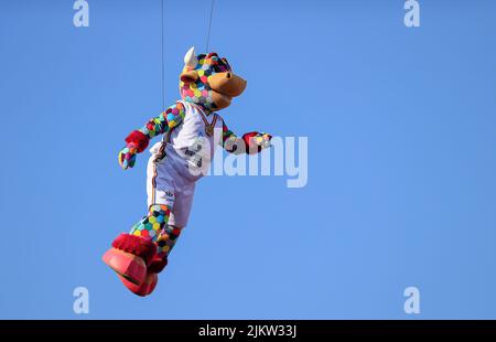 Birmingham, Regno Unito. 03rd ago 2022. La mascotte Commonwealth Games prende il cielo a Birmingham, Regno Unito il 8/3/2022. (Foto di Conor Molloy/News Images/Sipa USA) Credit: Sipa USA/Alamy Live News Foto Stock