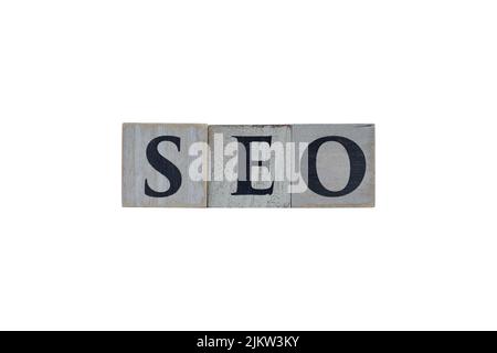 Cubi di legno che mostrano le lettere SEO (Search Engine Optimization) su sfondo bianco, per disegni e layout Foto Stock