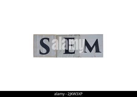 Cubi di legno che mostrano l'abbreviazione SEM (Search Engine Marketing) su sfondo bianco, per disegni e layout Foto Stock