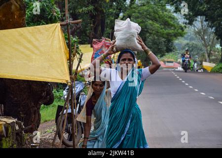 Kolhapur ,India- Settembre 15th 2019; foto di scorta di 50 a 60 gruppo di età donne indiane che indossano saree di acquisto di generi alimentari dal venditore di strada nella settimana del villaggio Foto Stock