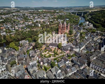 Limburgo, Germania. 03rd ago 2022. Cattedrale di Limburgo (vista aerea con un drone). Credit: Thomas Frey/dpa/Alamy Live News Foto Stock