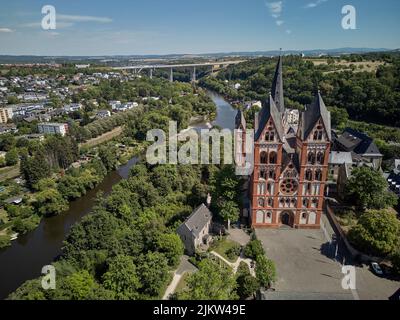 Limburgo, Germania. 03rd ago 2022. Cattedrale di Limburgo (vista aerea con un drone). Credit: Thomas Frey/dpa/Alamy Live News Foto Stock