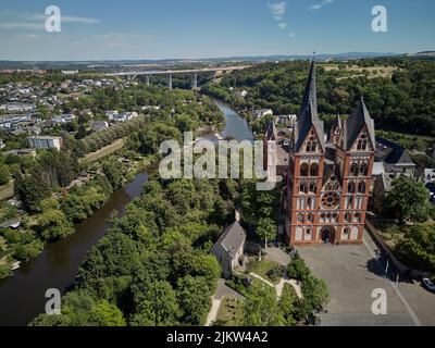 Limburgo, Germania. 03rd ago 2022. Cattedrale di Limburgo (vista aerea con un drone). Credit: Thomas Frey/dpa/Alamy Live News Foto Stock