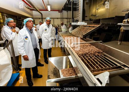 Johannesburg, Sudafrica - 18 settembre 2013: Tecnici di tecnologia alimentare che controllano le linee di produzione nella fabbrica alimentare di cereali Foto Stock