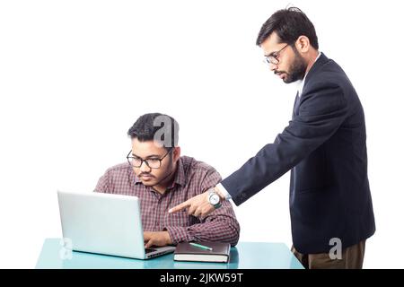 leader esperto che fornisce istruzioni al dipendente sul lavoro d'ufficio Foto Stock