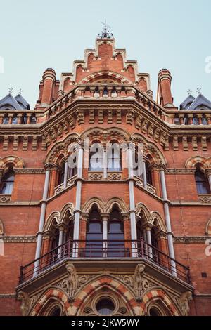 Uno scatto verticale dell'esterno dell'edificio Saint Pancras International a Londra, Regno Unito Foto Stock