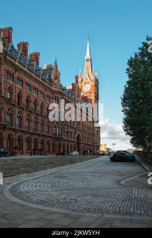 Uno scatto verticale dell'esterno dell'edificio Saint Pancras International a Londra, Regno Unito Foto Stock