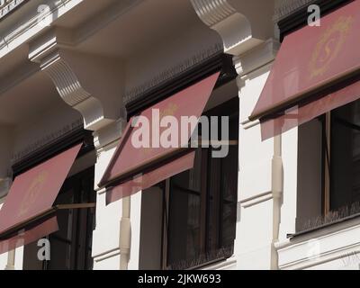 tendine dell'hotel sacher a vienna, tendine rosse con il famoso logoin oro dell'hotel sacher Foto Stock