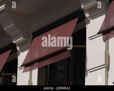 tendine dell'hotel sacher a vienna, tendine rosse con il famoso logoin oro dell'hotel sacher Foto Stock