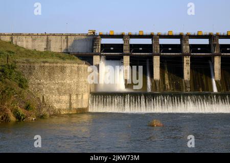 Una vista panoramica aerea della diga di cemento al serbatoio con acqua corrente, centrale idroelettrica Foto Stock