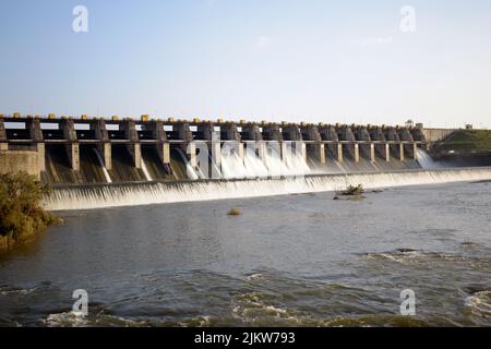 Una massiccia diga di Waghur infrastruttura Jalgaon Maharashtra India Foto Stock