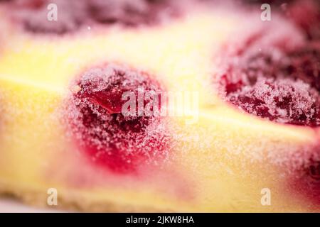 Un primo piano di un lampone congelato in una torta su uno sfondo sfocato Foto Stock
