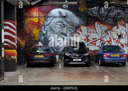 Un murale artistico di Donald Trump sul muro di una strada a Birmingham, in Gran Bretagna Foto Stock