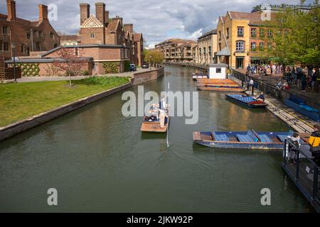 Persone che puntano sul fiume camma a Cambridge in una giornata di sole Foto Stock