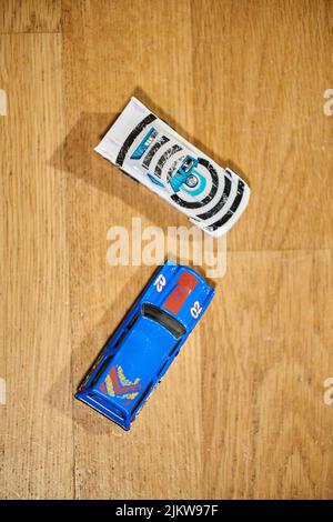 Una vista dall'alto delle auto giocattolo del marchio Mattel Hot Wheels su una superficie di legno Foto Stock