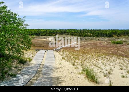 Bellissimo paesaggio di dune di sabbia di Curonian Spit vicino al Mar Baltico Laguna di Curonian, che è iscritto nella Lista del Patrimonio Mondiale dell'UNESCO Foto Stock