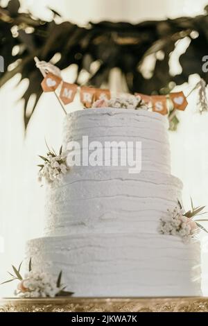 Un colpo selettivo di fuoco di una torta bianca di nozze Foto Stock