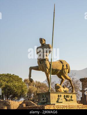 Un bellissimo scatto della scultura del Centauro di Igor Mitoraj al Forum di Pompei Foto Stock