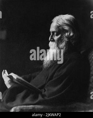 1915 ca. : Il celebre poeta e scrittore indiano Rabindranath TAGORE ( 1861 - 1941 ) , Premiato con Nobel per la Letteratura nel 1913 - POESIA - POETA - POETESSA - LETTERATURA - letterato - LETTERATURA - ritratto - ritratto - POESIA - Premio Nobel - letterato - lettore - libro - libro - libro - vecchio - uomo anziano vecchio ---- Archivio GBB Foto Stock