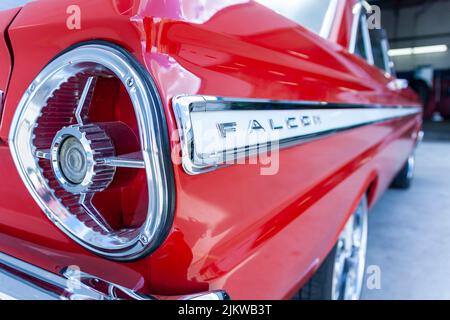 Fanalino di coda posteriore e fregio laterale Ford Falcon di colore rosso brillante Foto Stock