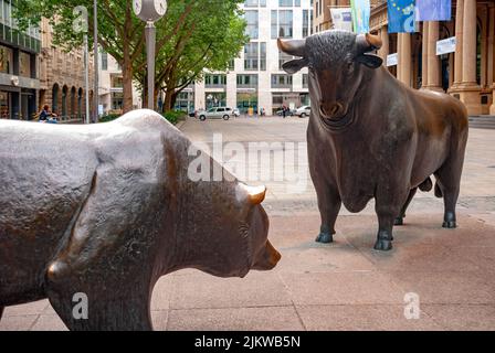 Un orso di metallo e statue di toro nel parco di fronte alla borsa di Francoforte Foto Stock