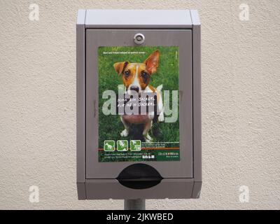 dispenser di sacchetti per cani a vienna con testo divertente Foto Stock