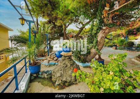 Bellissimo villaggio di Agia Marina nell'isola di Egina Foto Stock