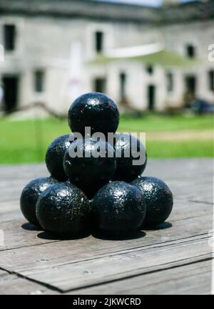 Palle di cannone in mostra al cortile Castillo San Marcos a St. Augustine, Florida USA Foto Stock