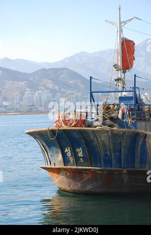 Barca da pesca coreana ancorata nel porto, Corea del Sud Foto Stock