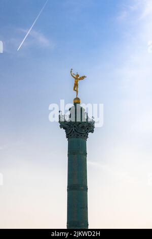 Parigi, Place de la Bastille, colonna con la statua dell'angelo d'oro Foto Stock