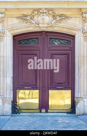 Parigi, una vecchia porta di legno, edificio tipico nel centro Foto Stock