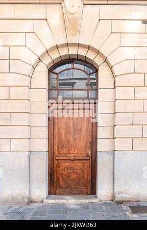 Parigi, una vecchia porta di legno, edificio tipico nel centro Foto Stock