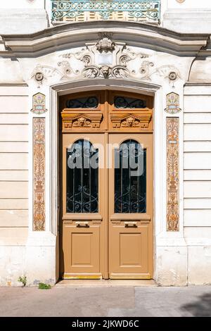 Parigi, un'antica porta in legno, bella facciata decorata nel 10 ° arrondissement Foto Stock