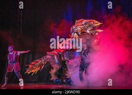 Artisti dello spettacolo Dragons e bestie mitiche sul palco durante il lancio del underbelly all'Edinburgh Festival Fringe, presso la McEwan Hall di Edimburgo. Data foto: Mercoledì 3 agosto 2022. Foto Stock