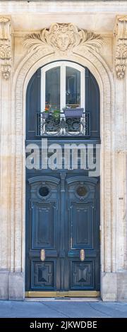 Parigi, un'antica porta di legno, edificio tipico nel 11 ° arrondissement Foto Stock