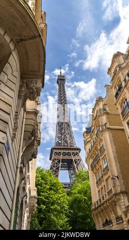 Parigi, belle facciate Haussmann in una zona di lusso della capitale, con la Torre Eiffel sullo sfondo Foto Stock