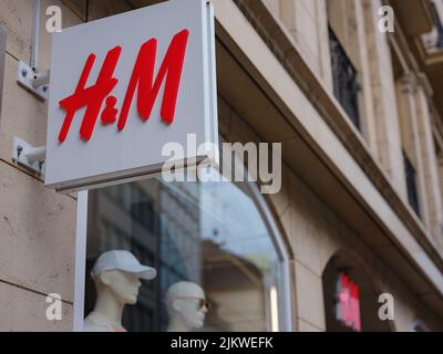 Basilea, Svizzera - Luglio 4 2022: Facciata del negozio HM di Basilea. HM Hennes Mauritz AB è una multinazionale svedese di abbigliamento al dettaglio. Foto Stock