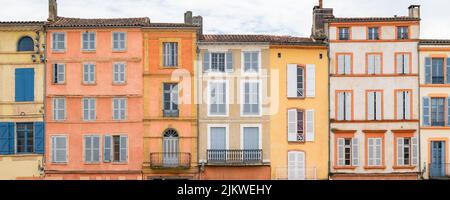 Montauban, bella città francese nel sud, vecchie case colorate Foto Stock