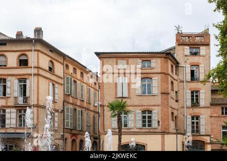 Montauban, bella città francese nel sud, vecchie case colorate Foto Stock