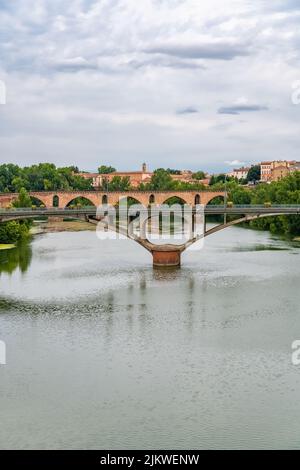 Montauban, bella città francese nel sud, vecchi ponti sul fiume Tarn Foto Stock