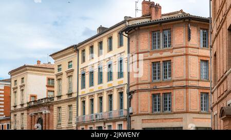 Montauban, bella città francese nel sud, vecchie case colorate Foto Stock