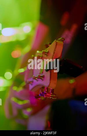 musicista che suona la sua chitarra elettrica Foto Stock