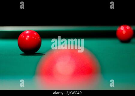 Un primo piano di una palla rossa su un tavolo da biliardo bar Foto Stock
