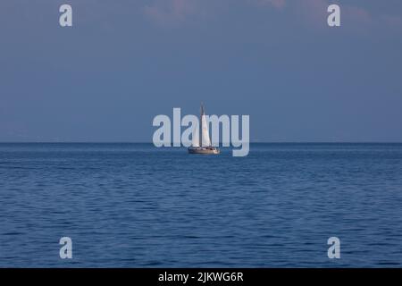 Un bellissimo scatto di una nave a vela in mare. Foto Stock