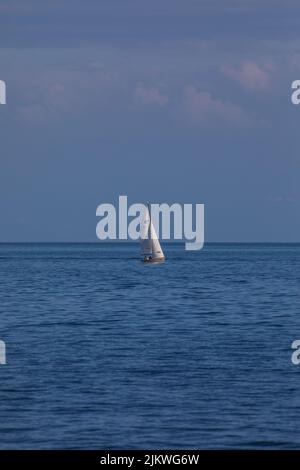 Uno scatto verticale di una nave a vela in mare. Foto Stock