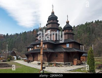 Chiesa di Sant'Elia in legno, è un esempio ben conservato di architettura hutsul tradizionale, a Dora, Yaremche, Ucraina Foto Stock