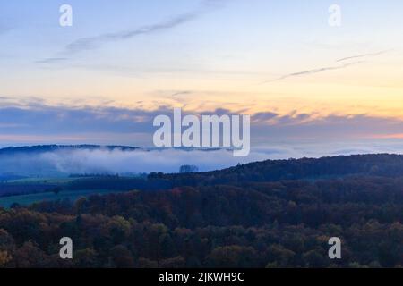 Una bella vista sulle montagne con il mare di nuvole durante il tramonto Foto Stock