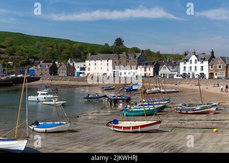 Le barche ormeggiate sulla riva a Stonehaven. Scozia, Regno Unito. Foto Stock