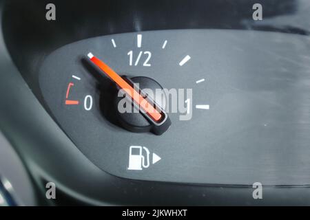 Primo piano di un indicatore di livello carburante che mostra un quarto di serbatoio pieno in un'auto, consumo di benzina. Foto Stock