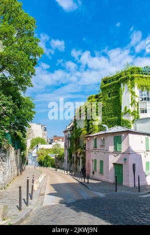 Parigi, Francia, famosa casa rosa e palazzi a Montmartre, in una strada tipica Foto Stock